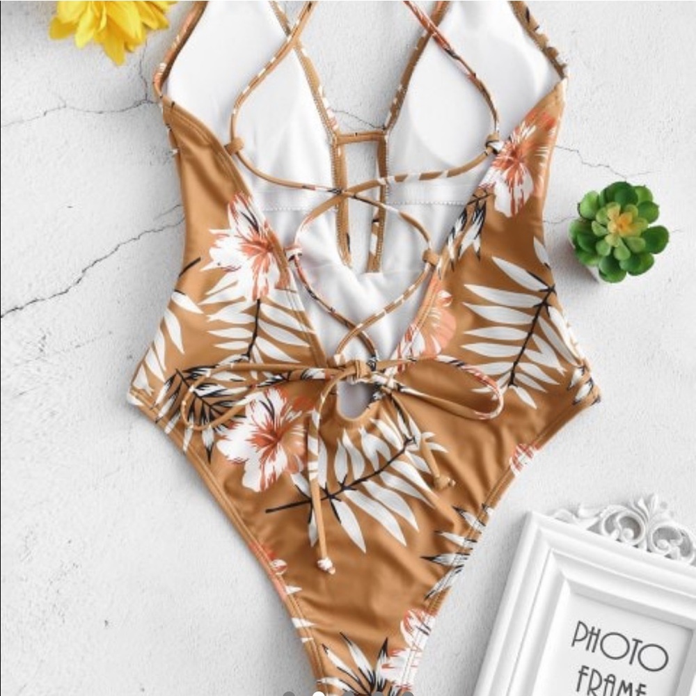 NEW 🌊🌺 ZAFUL Floral Print Criss-Cross Swimsuit